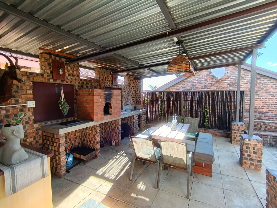 5 Bedroom Property for Sale in Langenhovenpark Free State